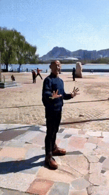 This is the Avatar Image for the chinese squarehead expaining AI Voice and Text to Speech Generator
